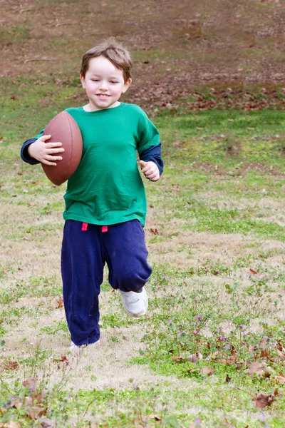 Jeune garçon avec football — Photo
