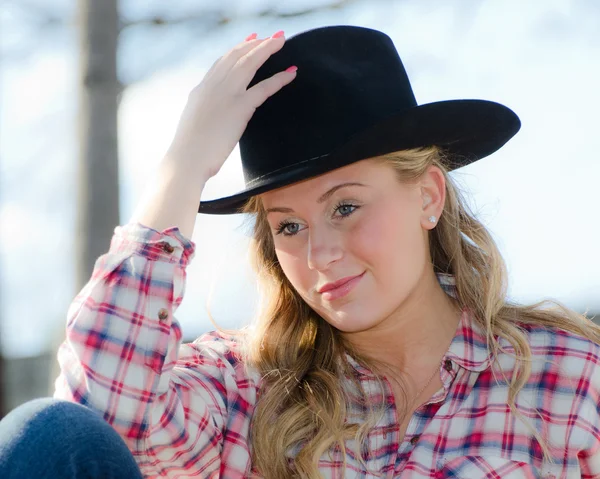 Outdoor portrait of beautiful blonde woman in western clothing — Stock Photo, Image
