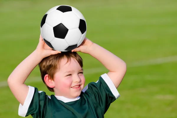 Młody chłopak grać w piłkę nożną w zorganizowana Liga gra — Zdjęcie stockowe