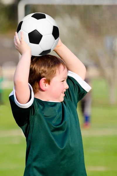 Niño jugando fútbol en la liga organizada juego — Foto de Stock