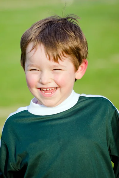 Porträt eines glücklichen Jungen in Fußballuniform — Stockfoto