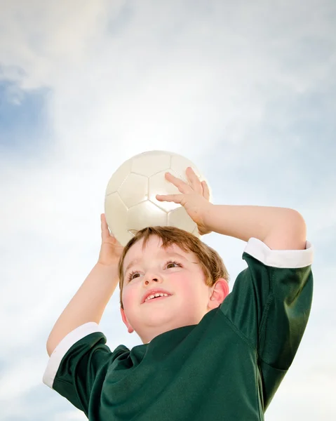 Мальчик играет в футбол в организованной лиге — стоковое фото