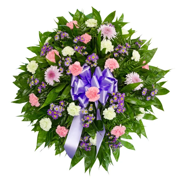 Ghirlanda di fiori colorati per funerali isolati su bianco — Foto Stock