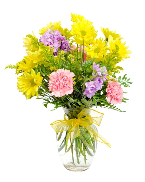 Barevné kytice aranžování květin ve váze izolovaných na bílém. — Stock fotografie