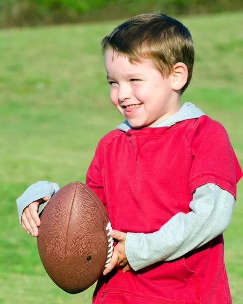 Młody chłopak gra z piłki nożnej — Zdjęcie stockowe