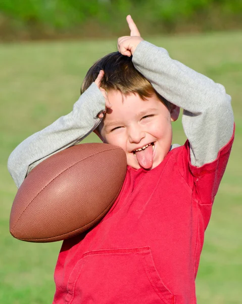 Молодий хлопчик грає з футболом — стокове фото