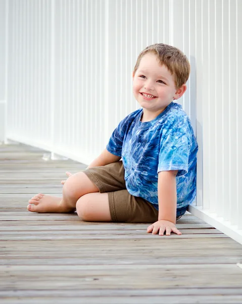 Portret szczęśliwy młody chłopak na plaży promenada — Zdjęcie stockowe