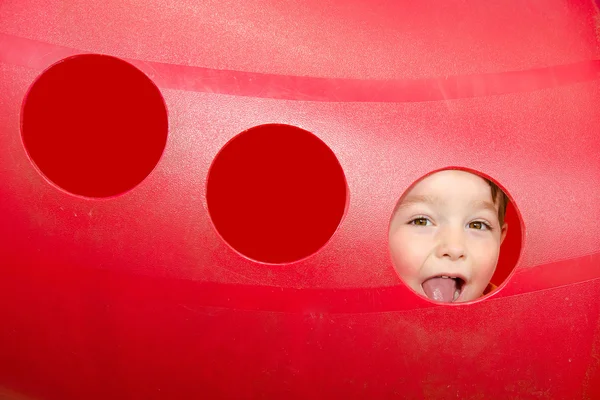 Młody chłopiec bawi się na placu zabaw — Zdjęcie stockowe