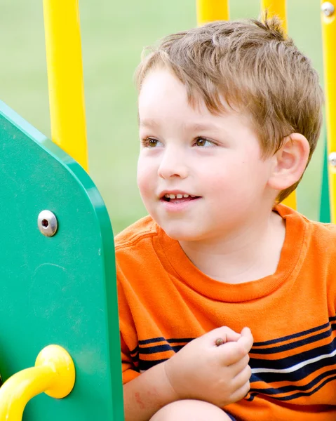 Młody chłopiec bawi się na placu zabaw — Zdjęcie stockowe