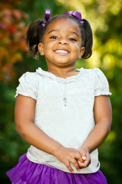 Ritratto di giovane ragazza afro-americana al parco — Foto Stock