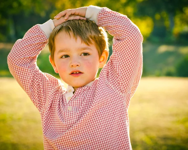 Hösten eller hösten porträtt av unga, förskolebarn pojke på park — Stockfoto