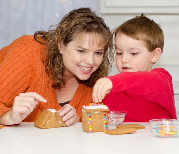 Mother and son build gingerbread house for Christmas — Stock Photo, Image