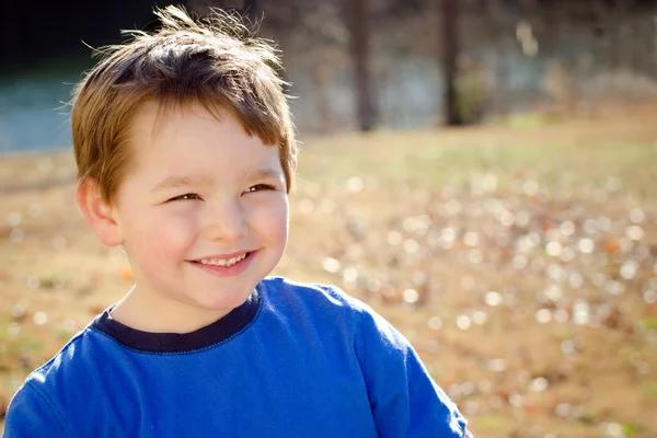 Portrait de jeune garçon heureux à l'extérieur en image avec espace de copie — Photo