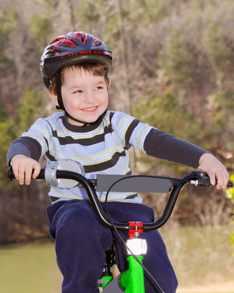 少年自転車に乗る — ストック写真