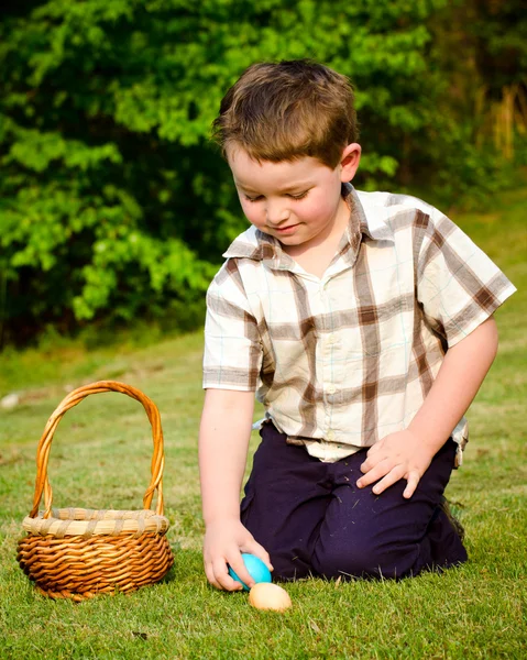 Menino na caça ao ovo de Páscoa — Fotografia de Stock
