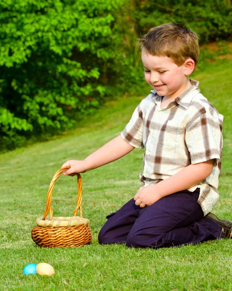 Jongen op eieren zoeken met Pasen — Stockfoto