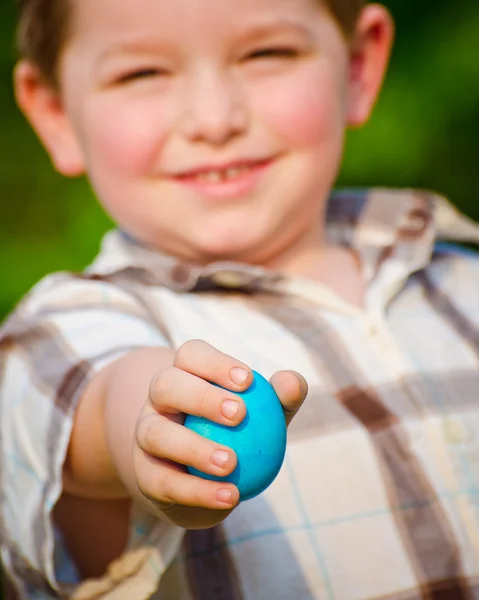 Мальчик держит пасхальное яйцо — стоковое фото