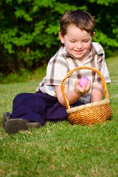 Мальчик на пасхальных яйцах — стоковое фото