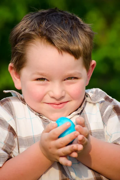 Çocuk holding Paskalya yortusu yumurta — Stok fotoğraf