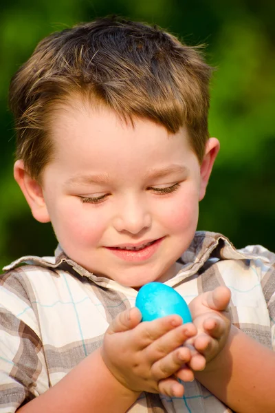 Мальчик держит пасхальное яйцо — стоковое фото