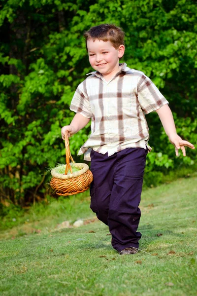 Pojke på easter egg hunt — Stockfoto