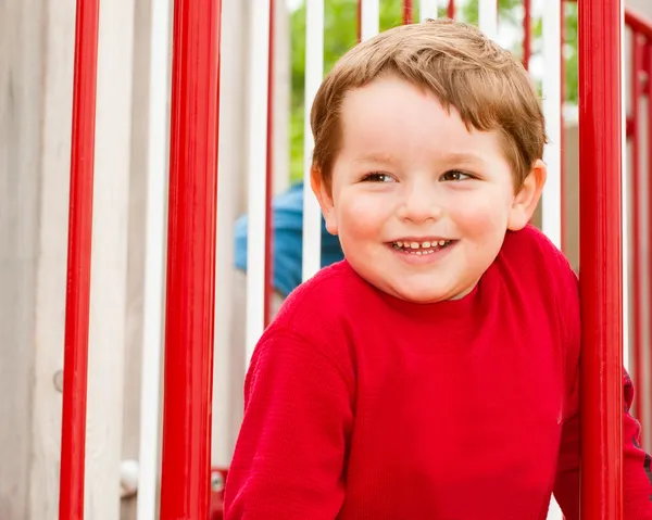 Мальчик на детской площадке весной . — стоковое фото