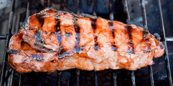 Sappige new york strip steak op een gas barbecue. — Stockfoto
