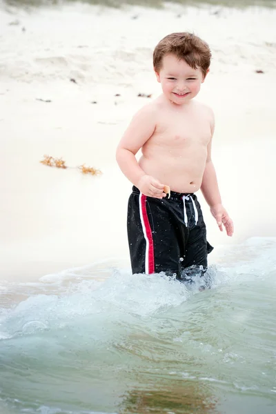 Jeune garçon jouant en surf à la plage — Photo