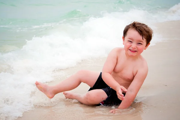 Fiatal fiú játszik a surf Beach — Stock Fotó