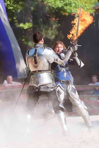 Sword fight at renaissance fair — Stock Photo, Image