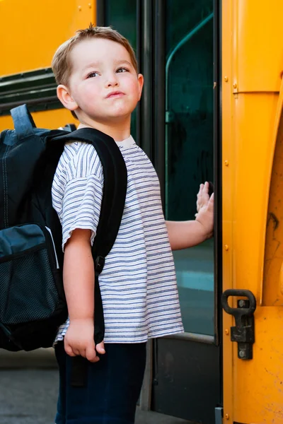 Jongen voorkant schoolbus — Stockfoto