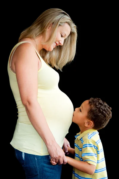 Οικογενειακό πορτρέτο μικτής φυλής μητέρας και γιου με την έγκυο γυναίκα και μαμά — Φωτογραφία Αρχείου