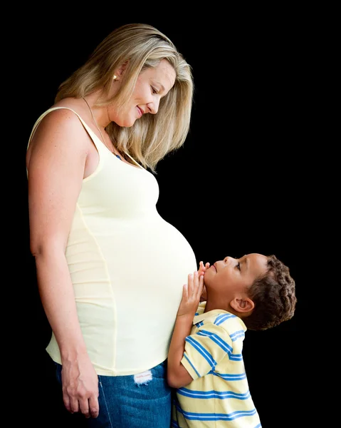 Οικογενειακό πορτρέτο μικτής φυλής μητέρας και γιου με την έγκυο γυναίκα και μαμά — Φωτογραφία Αρχείου