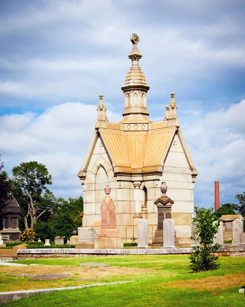 19th century crypt or mausoleum at Oakland cemetery in Atlanta. — Stock Photo, Image