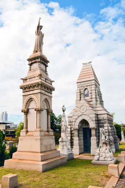 19. století hrobka nebo mauzoleum na oakland hřbitově v Atlantě. — Stock fotografie