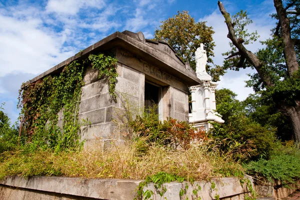 Cripta ou mausoléu do século XIX no cemitério de Oakland, em Atlanta . — Fotografia de Stock