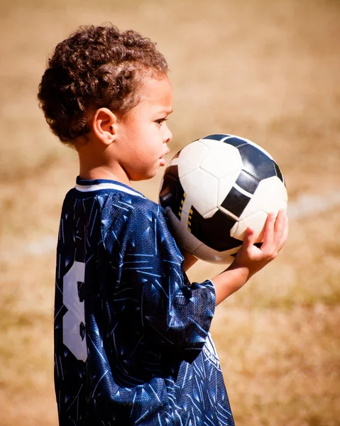 Jovem menino afro-americano com bola de futebol antes do jogo — Fotografia de Stock