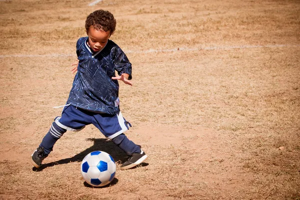 Młody chłopak african american grać w piłkę nożną — Zdjęcie stockowe