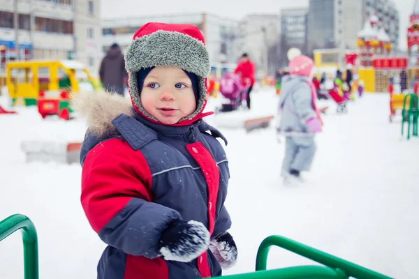 Мальчик на зимней площадке — стоковое фото