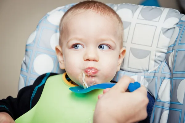 Junge isst — Stockfoto