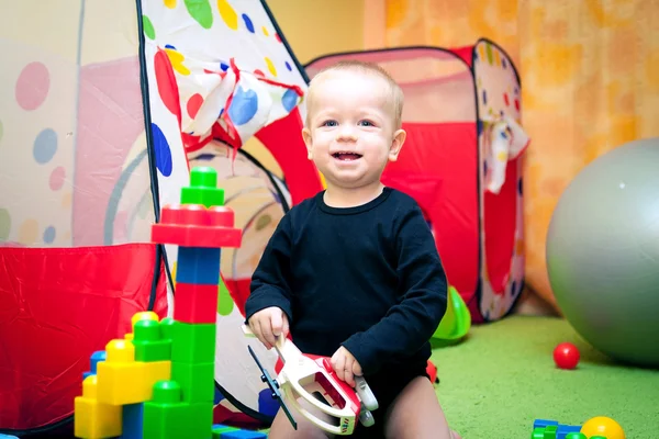 Pojke som leker i barnkammaren — Stockfoto