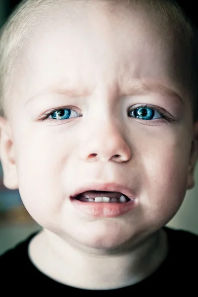 Мальчик плачет вблизи портрета — стоковое фото