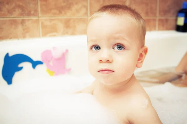 Menino tomando banho — Fotografia de Stock