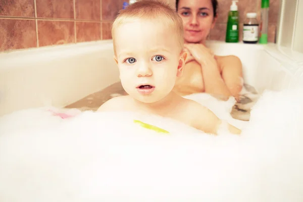 Baby fiú hogy fürdő — Stock Fotó