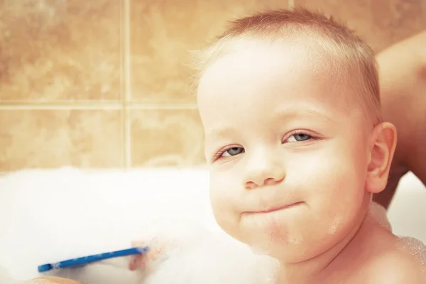 Λήψη μπάνιο το μωρό αγόρι — Φωτογραφία Αρχείου