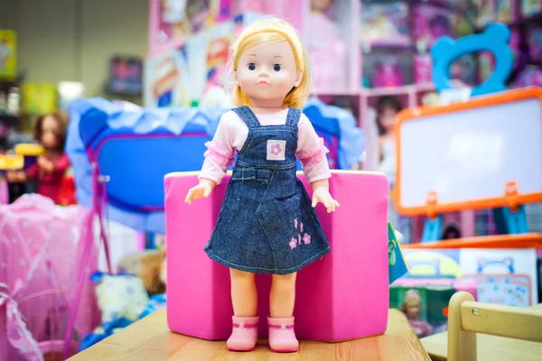 Zabawka lalka w sklepie — Zdjęcie stockowe