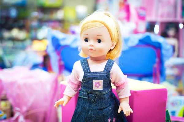 Boneca de brinquedo em uma loja — Fotografia de Stock