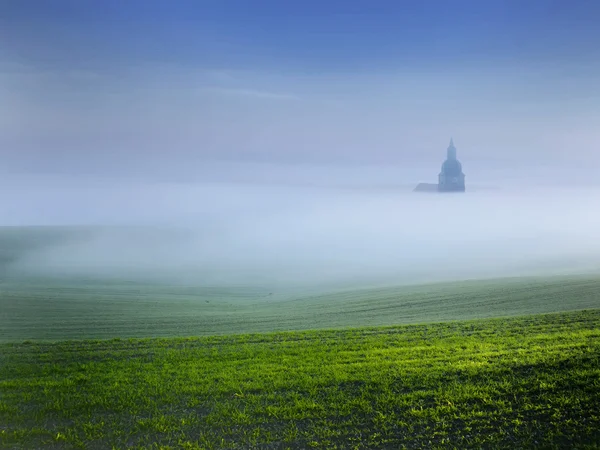 Il campanile nella nebbia — Foto Stock