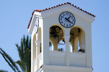 Kilise ve palmiye ağacı