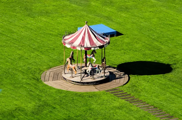 Caruselul de pe pajiştea verde — Fotografie, imagine de stoc